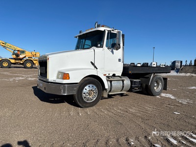 1990 White/GMC WCA 4x2 شاحنة مسطحة