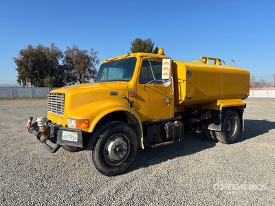 1993 International 4900 4x2 شاحنة مياه