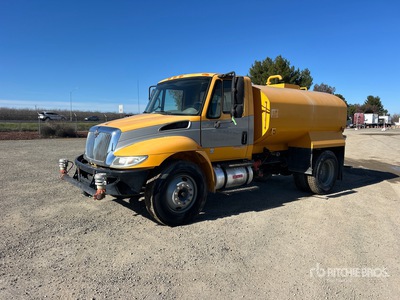 2011 International 4300 2000 gal 4x2 散水車