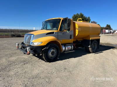 2011 International 4300 2000 gal 4x2 散水車