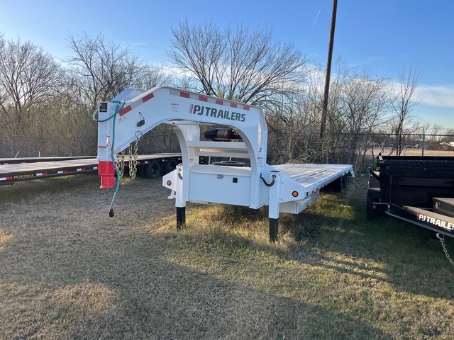 2025 PJ LD322 32 ft T/A Gooseneck Equipment Trailer