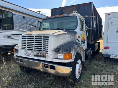 1998 International 4700 4x2 Camión con desmenuzadora (Inoperable)