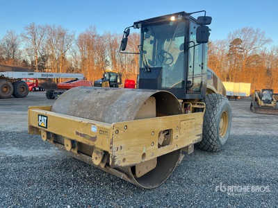 2017 Cat CS54B Rullo vibrante ferro gomma