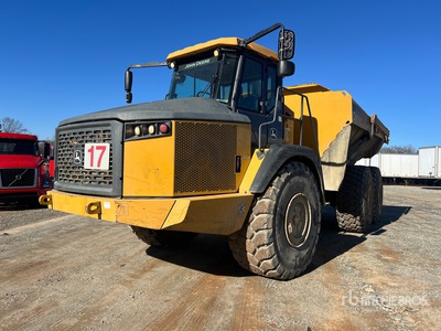 2019 John Deere 410E Kiepwagen met knikbesturing