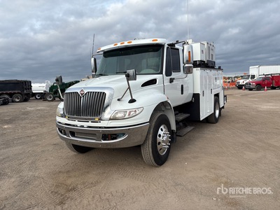 2015 International 4400 4x4 Extended Cab Service Truck