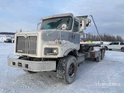 2001 International 5600i 6x4 Roll-Off Truck