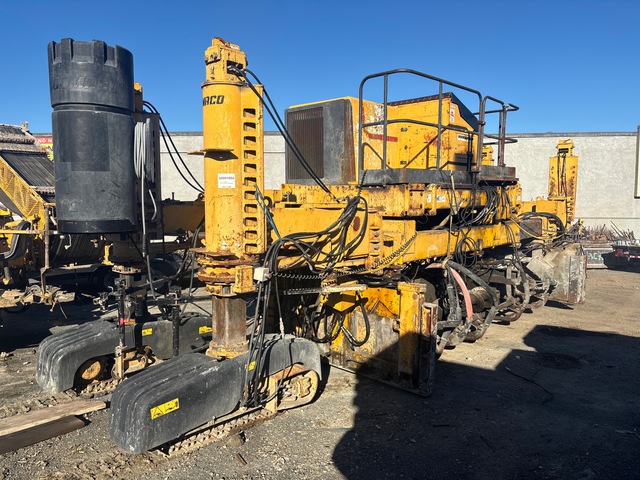 2004 Gomaco Commander III Slip Form Paver 2004 Gomaco Commander III Slip Form Paver