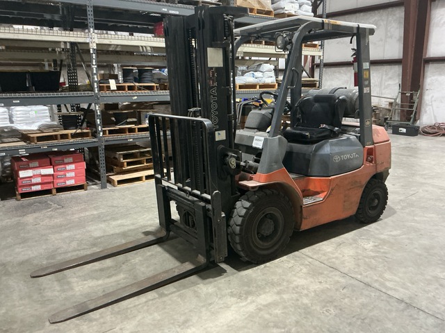 2000 Toyota 7FGU25 3750 lb Pneumatic Tire Forklift