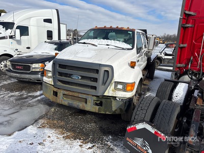 2004 Ford F-650 4x2 Crew Cab Camion à Plateau (Inoperable)