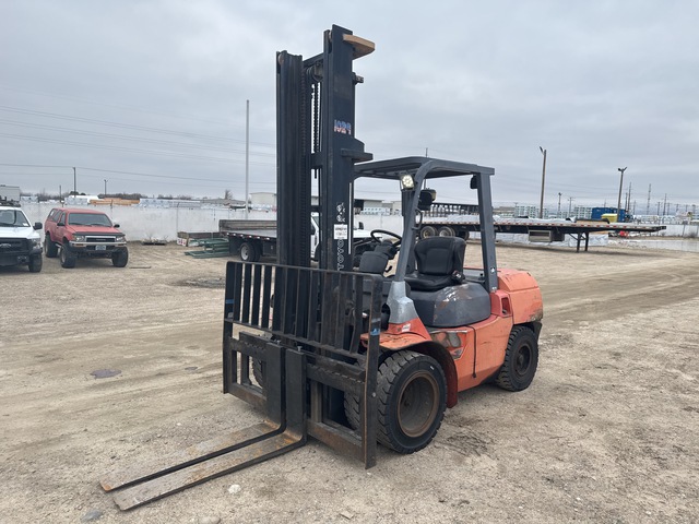 2005 Toyota 7FDKU40 8200 lb Pneumatic Tire Forklift