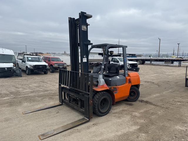2005 Toyota 7FDKU40 8200 lb Pneumatic Tire Forklift