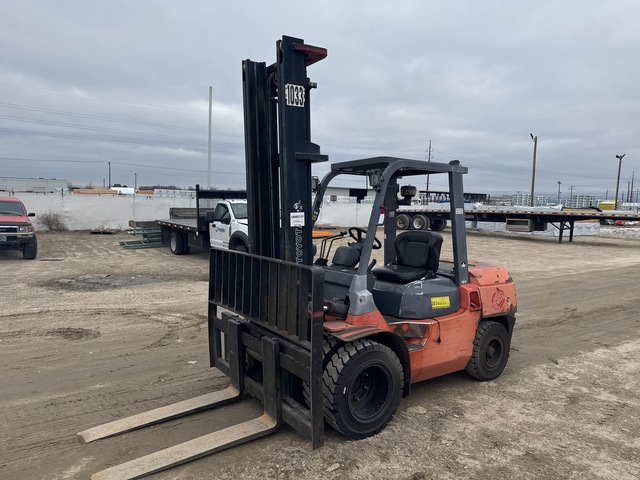 2005 Toyota 7FDKU40 8200 lb Pneumatic Tire Forklift