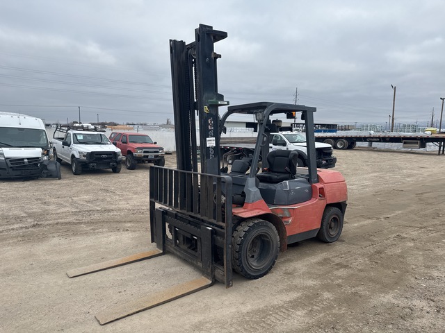 2006 Toyota 7FDKU40 8100 lb Pneumatic Tire Forklift
