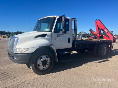 PM 8522 3500 lb Knuckle Boom on 2003 International 4200 4x2 Camión Grúa