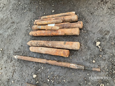 Quantity of (8) Pecker Point Accessoire divers pour pelle