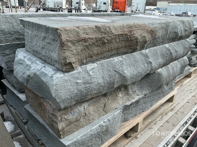 Quantity of (2) Pallets 6 In Sawn Bluestone Steps w/ Natural Face 造園機械