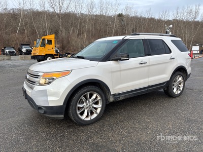 2015 Ford Explorer XLT 4WD を見 SUV