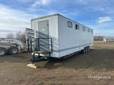 2008 Poly-John 36 ft 3 in x 8 ft 6 in 14 Person Portable Tri/A Draagbaar toilet
