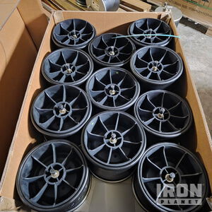 Quantity of (70) EZ Ride EZAS-S23613 Air Springs トラック付属品 (Unused)