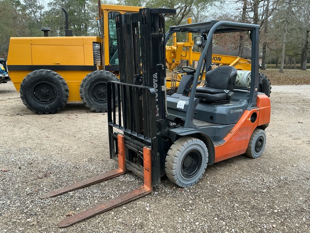 2018 Toyota 8FGU25 4500 lb Pneumatic Tire Forklift