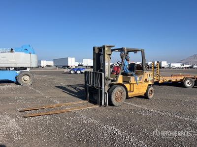 Cat GP40K Pneumatic Tire フォークリフト (Inoperable)