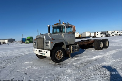 1975 Mack R600 6x4 Cabina y chasis