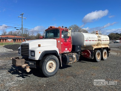 1994 Mack RD690S 6x4 Camion cisterna de agua