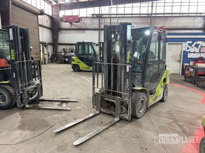 Clark S25D 5000 lb Pneumatic Tire Heftruck