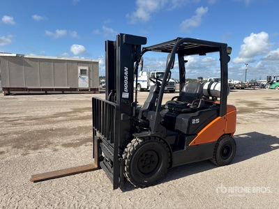 Doosan G25N-7 4600 lb Pneumatic Tire Forklift