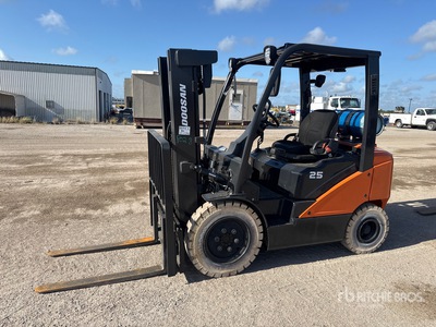 Doosan G25E-7 4000 lb Forklift
