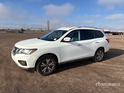 2017 Nissan Pathfinder SL 4WD  سيارة رياضية متعددة الاستخدامات