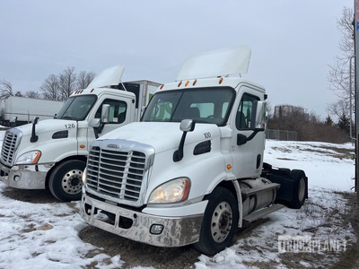 2013 Freightliner Cascadia 113 4x2 S/A Day Cab Truck Tractor