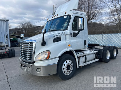 2013 Freightliner Cascadia 113 6x4 T/A Day Cab Truck Tractor