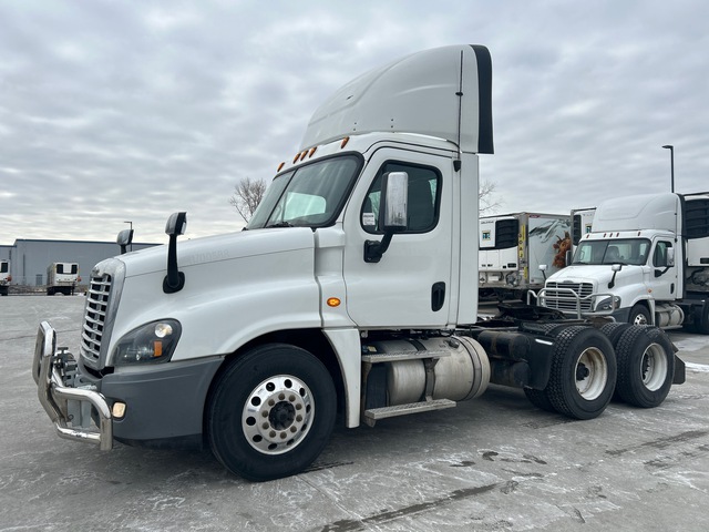 2017 Freightliner Cascadia 6x4 T/A Day Cab Truck Tractor