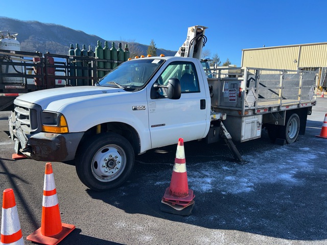 Jomac 2500 lb Knuckle Boom on 1999 Ford F-550 4x4 Flatbed Truck with Crane