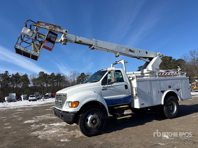 Altec on 2000 Ford F-650 4x2 Bucket Truck