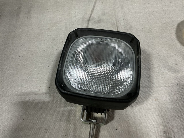 (11) Cat 9X-1439 Lamps