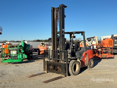 Toyota 8FD45U 7400 lb Pneumatic Tire Forklift
