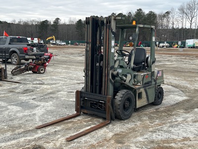 1996 Nissan 3975 lb Pneumatic Tire Forklift