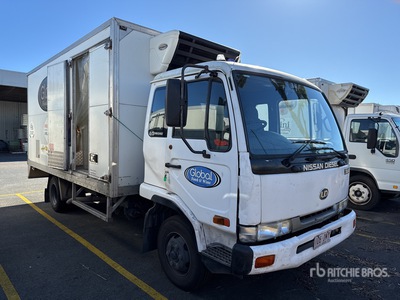 2005 Nissan MK series 4x2 شاحنة مبردة