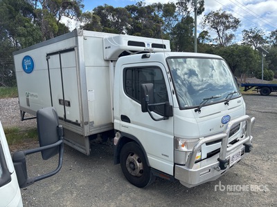 2018 Mitsubishi Fuso Canter 7/800 4x2 شاحنة مبردة (Inoperable)