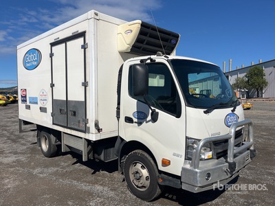 2019 Hino 300 Series 4x2 شاحنة مبردة