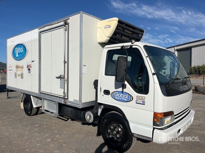 2002 Isuzu NPR 400 4x2 شاحنة مبردة