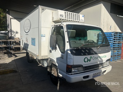 2004 Isuzu N3 NP 4x2 شاحنة مبردة