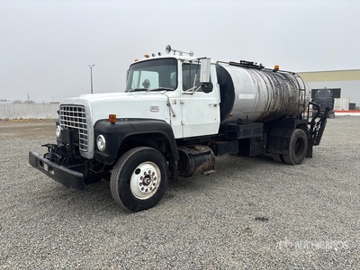 2100 gal on 1974 Ford 4x2 Asphalt Distributor Truck