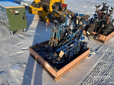 Quantity of (22) Welders Portable Pipe Stands ادوات صناعية متنوعة