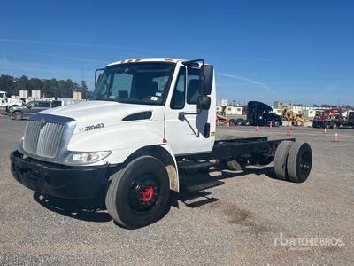 2004 International 4300 4x2 Cabina y chasis