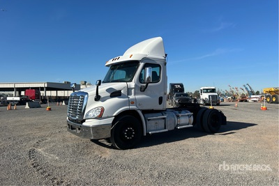 2015 Freightliner Cascadia 113 4x2 Day Cab Truck Tractor