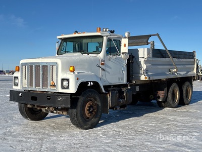 2000 International 2554 6x4 شاحنة قلابة /محورين