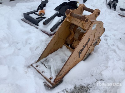 Felco 18 in Cleanup Excavator Bucket